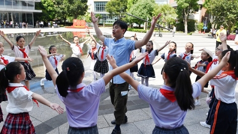 蓝天下，黄豆豆带领百名申城儿童跳起《闪闪的红星》