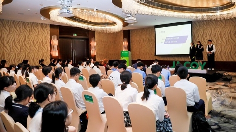 暑期百景丨奶茶变成干垃圾 垫板可预防腱鞘炎 高中生的创意市集既潮又暖！