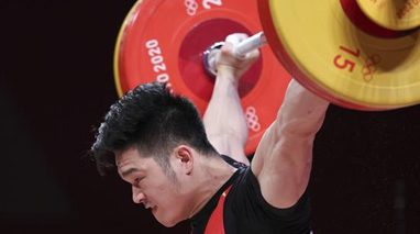 打破世界纪录！石智勇获奥运举重男子73公斤级金牌