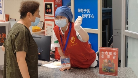 暑期百景｜这个夏天，同济一附中“红马甲”用爱守护患者健康