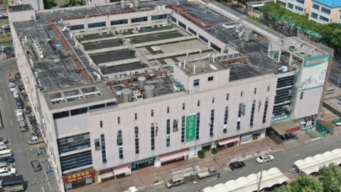 直击松江中风险地区：首次检测全员阴性，有人买菜意外滞留，工作人员进驻现场