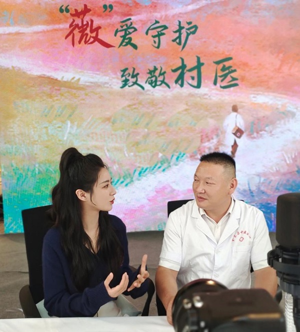 “孤岛村医”余家军在薇娅直播间讲述行医经历 西禾 摄.jpg