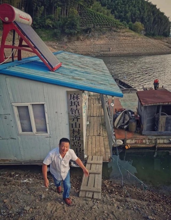 村医余家军与他建在船上的卫生室 李光洁 摄.jpg