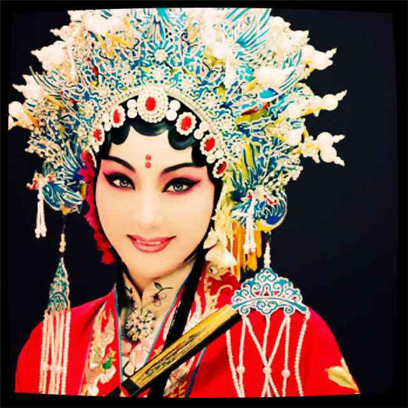 照片中精致的妆容和华丽的头饰吸引了,老师继续"诱惑"她,"只有学昆曲