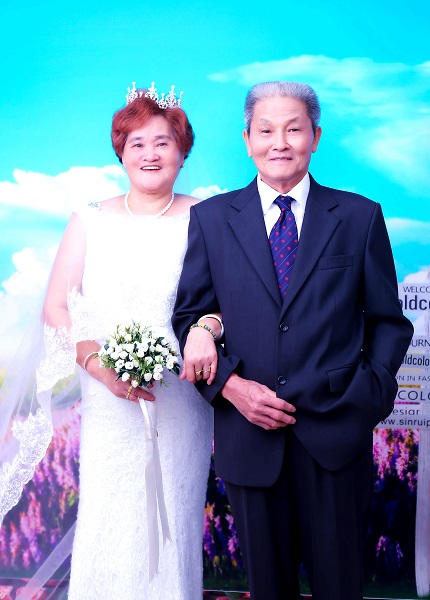 黄渡为60对老人补拍金婚照