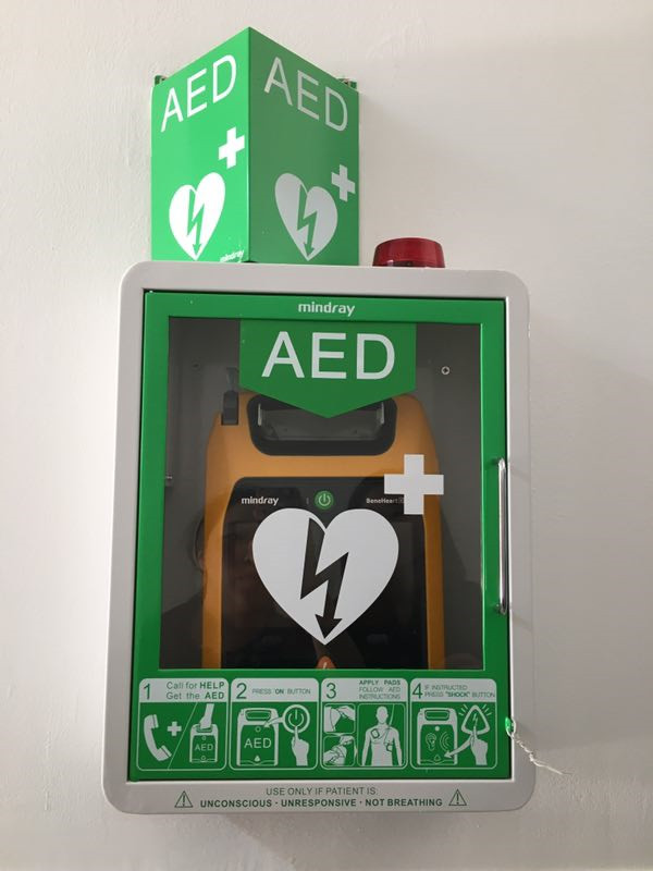 什么是aed 训练机全国校园首例：上理工一学生长跑后心脏骤停 幸有校园AED急救成功-上海聚慕医疗器械有限公司