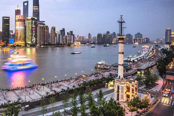 十六铺外滩有座建于1907年的天文信号塔,上海人习惯称为天文台,灯塔