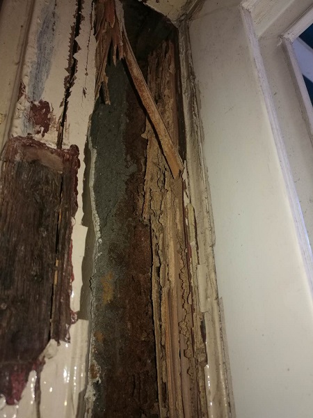 卧室房梁被白蚁蛀空业主头顶悬梁好害怕