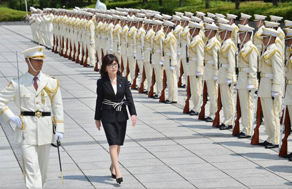 日本防卫相稻田朋美在防卫省接受自卫队的荣誉礼 图gj