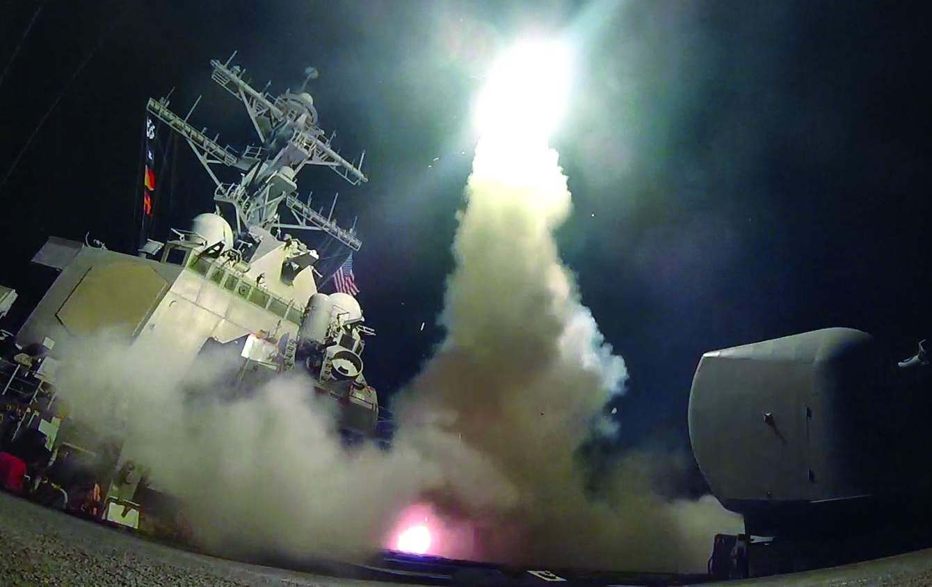 美军驱逐舰发射"战斧"式巡航导弹 图gj