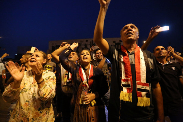 9日,伊拉克人聚集在首都巴格达市中心的解放广场,庆祝摩苏尔战役胜利