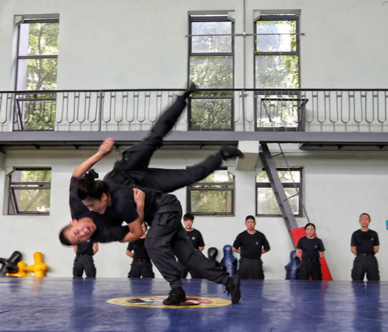 上海特警训练基地高温天里魔鬼训练一天也不能少