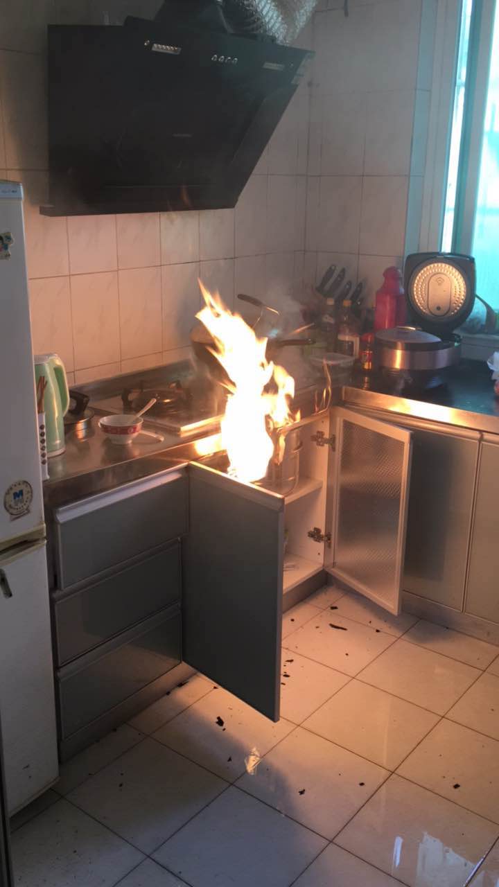 姑娘烧水突蹿火苗 "上海爷叔"神速灭火