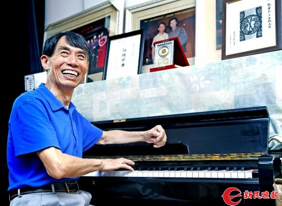 学生为王永德献上7台音乐会感恩二胡繁衍