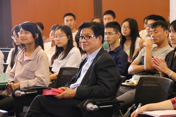 图说:复旦五浦汇实验学校校长黄玉峰.来源/学校供图