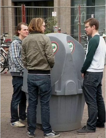 荷兰女性聚在阿姆街头对着判决书小便,警察看呆了