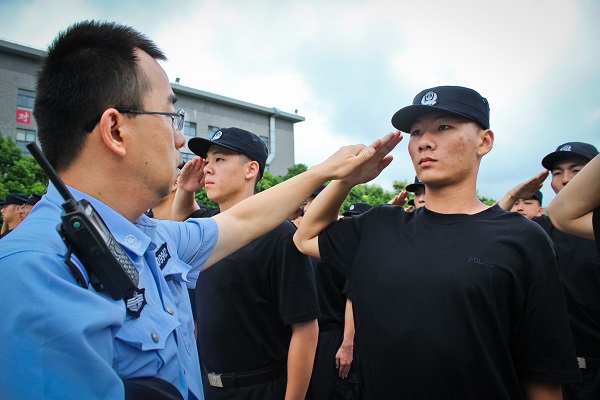 图说:上海公安学院入学教育训练现场 来源/上海公安学院供图