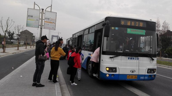 三次巧遇公交司机追车解围问候