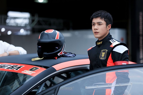 作为国内极少数聚焦赛车题材的青春电视剧,该剧频繁出现的大片级特效