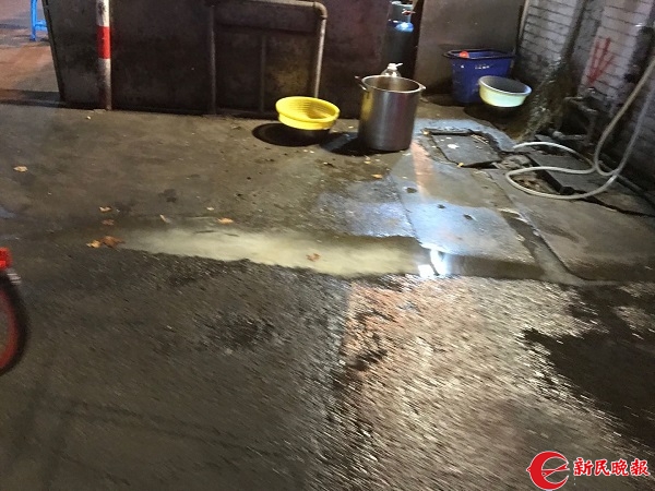 地面上污迹斑斑.jpg