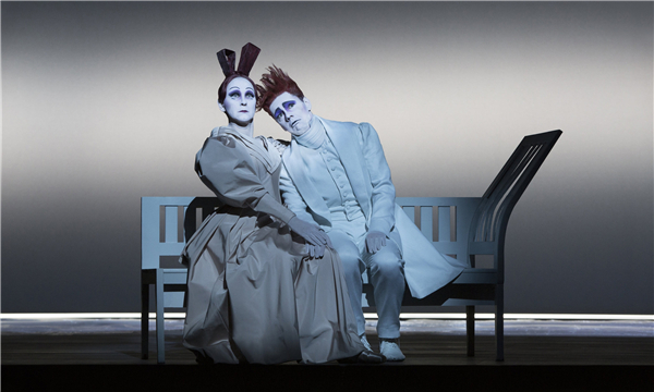 确实,他会在做演讲前静默长达3分钟,他的戏剧作品里时常能看到"静止"