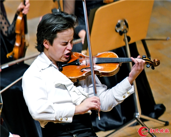 你见过有人用牙齿演奏小提琴吗90后的罗曼金就是这么不一样