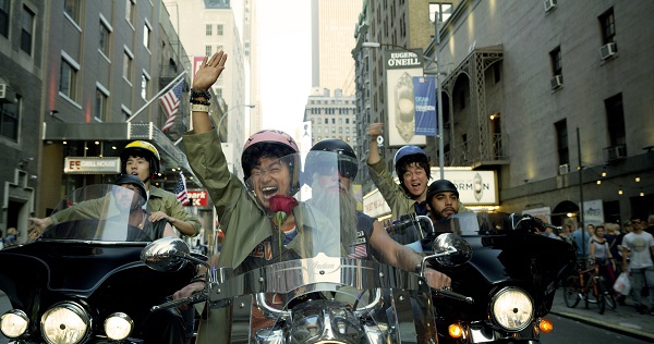 唐人街探案2大年初一上映纽约时代广场千人齐跳扭腰舞