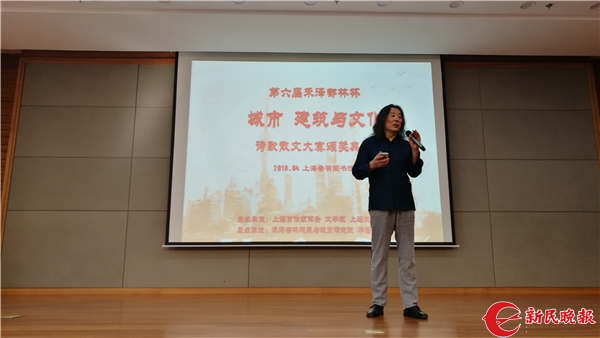 杨炼在朗诵获奖作品 肖茜颖 摄.jpg