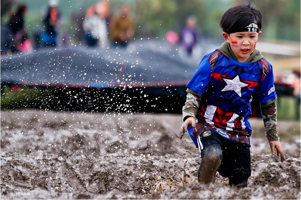 首个国际儿童障碍赛现身上海上千萌娃争做斯巴达小勇士