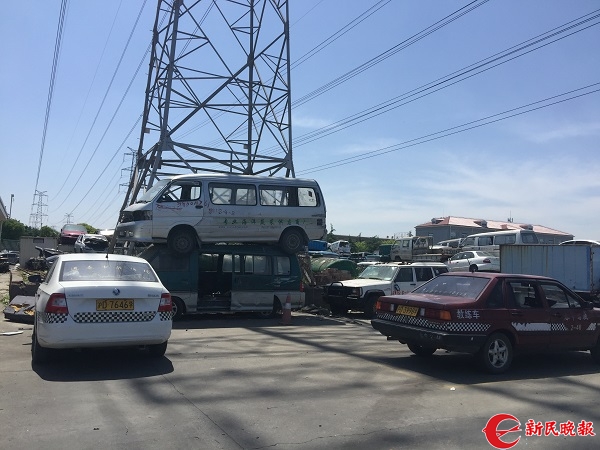 图说:废旧车辆和高压线距离很近虽然报名大厅里的人说,教培业务中只有