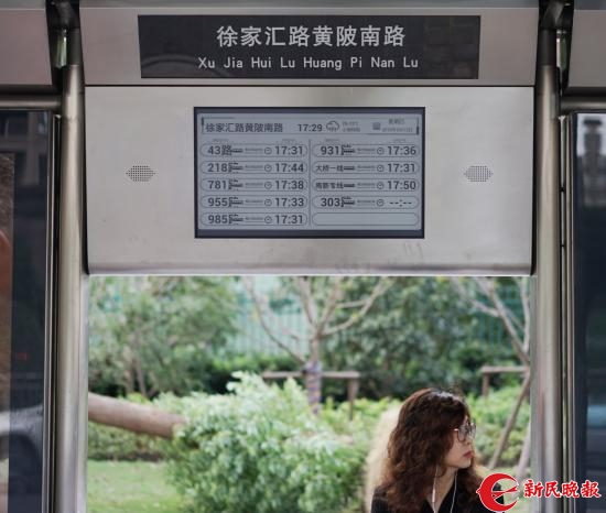 节能环保的公交站电子墨水屏来了阳光直射下也清晰醒目