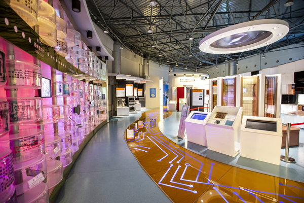 图说:上海超算中心计算机科技馆里,我国最具代表性的自主研发"神算子"