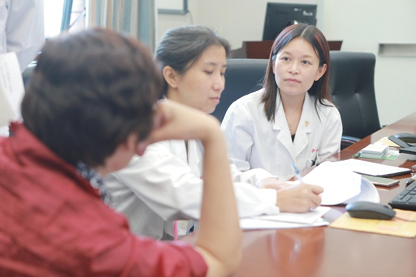 图说:最会讲故事的程蕾蕾医生(右一)2018年4月,在医院领导和同仁的