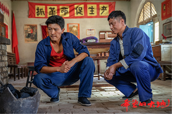 图说:《希望的大地》剧照 官方图倒叙开篇,重走奋斗路电视剧一开篇
