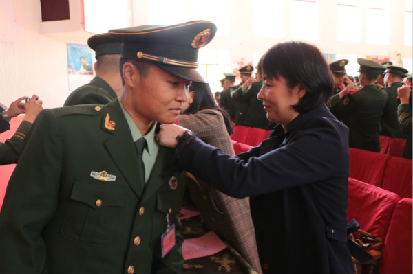 武警上海总队执勤第五支队举行新兵授衔仪式新兵父母亲手为子女授衔