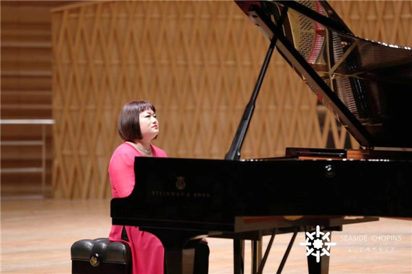 江晨带来的《小奏鸣曲》,便是开启了她和王建中几十年师生关系的一首