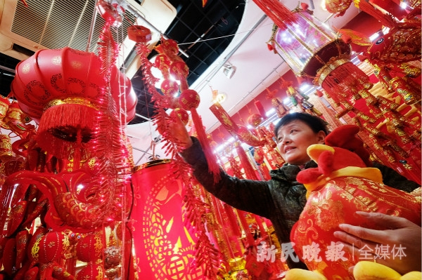 图说:电子鞭炮增添节日氛围.新民晚报首席记者 刘歆/摄