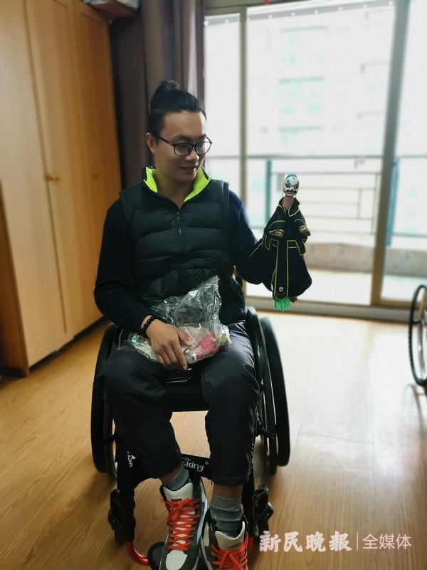 上戏90后木偶教师因车祸下肢瘫痪坐轮椅重返讲台书写生命新章