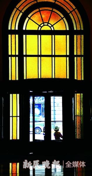 和平饭店的彩色玻璃门窗 杨建正 摄.jpeg