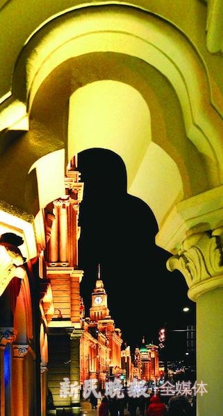 夜色下的外滩汇丰银行巴洛克建筑与海关钟楼等万国建筑博览群融为一体.jpeg