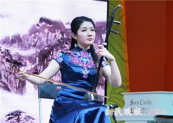 上海民族乐团青年二胡演奏家卢璐在演奏《空山鸟语》-郭新洋.jpg