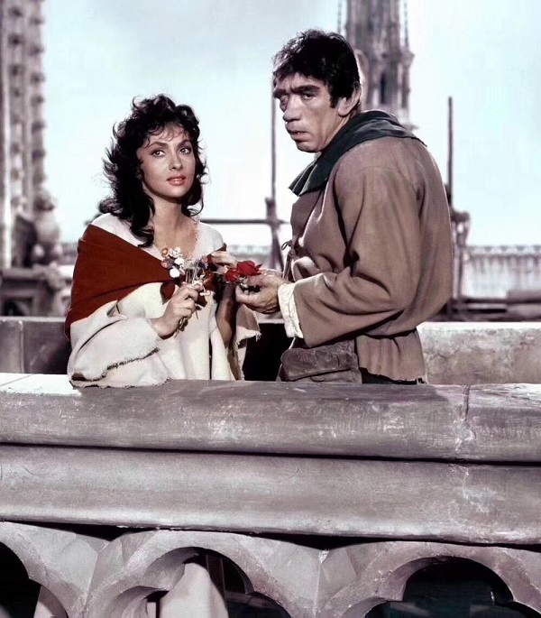 巴黎圣母院在砖石与彩色玻璃之后