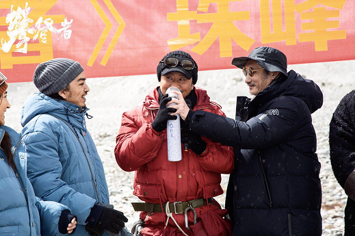 史上最高海拔电影关机仪式 徐克吴京张译等组建"攀登者联盟"
