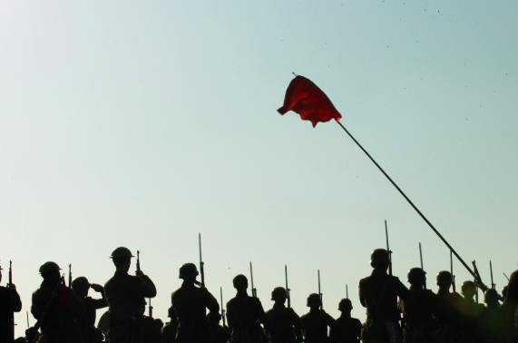 图说:《八佰》剧照 主办方供图海报选取皮影戏的呈现形式,还有另一处