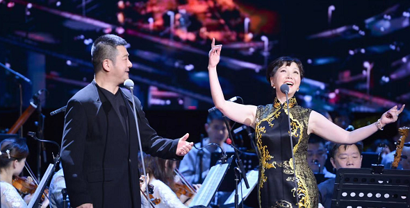 图说:孙徐春和茅善玉演唱《雨中情》 主办方供图在80多人的交响乐队和