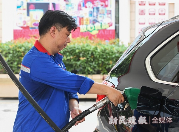 酷暑下的劳动者泵岛热气烘烘加油站员工服务热火朝天