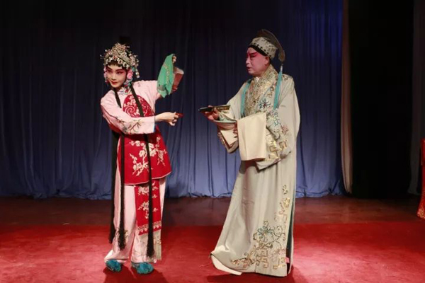 京剧《拾玉镯》是个讨人喜欢的小戏,只消三个人物,三种行当——花旦