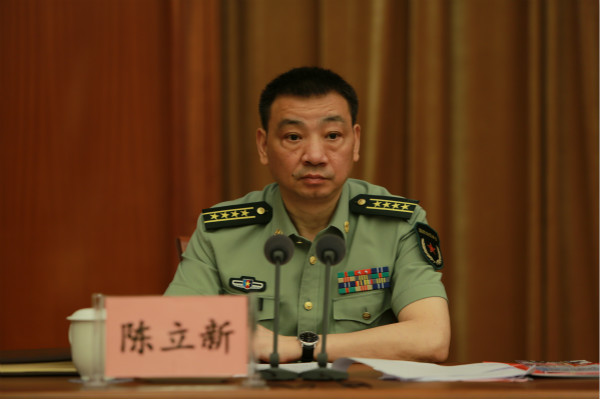 图说:上海警备区动员局局长,市政府征兵办主任陈立新就今年征兵政策