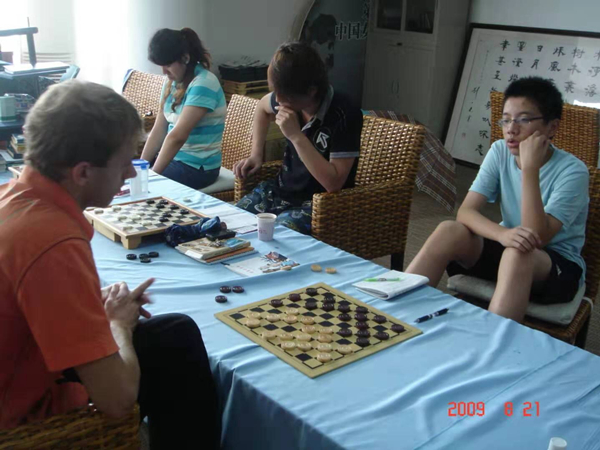 上海国际跳棋队的乌克兰外教尤里（左一）与队员刘沛（左二）、陈旭和张宸烨（右一）在训练中_副本.jpg