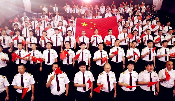 百名飞行员一同歌唱《我和我的祖国》 采访对象提供（下同）.jpg